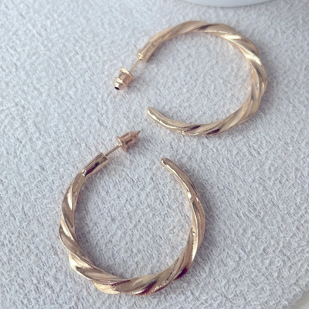 Medium twisted gold hoop